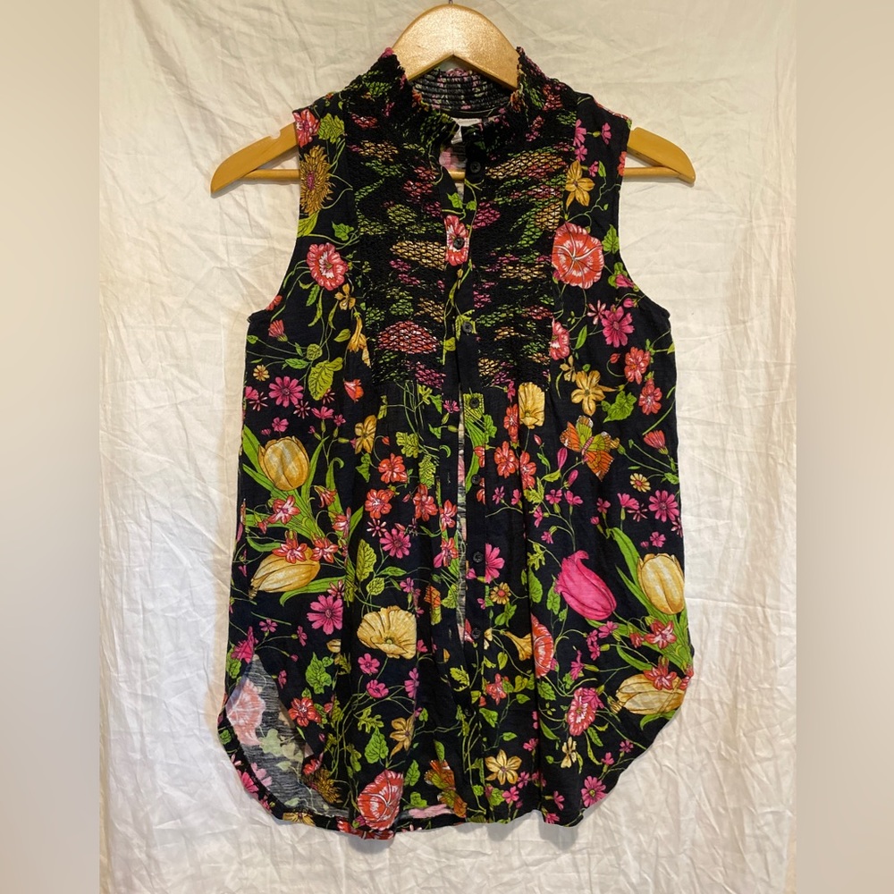 ANTHROPOLOGIE AKEMI + KIN sleeveless smocked knit floral black blouse to… - Picture 2 of 5